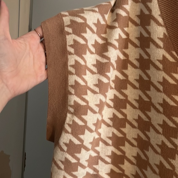 ⭐️NEW⭐️Sweater vest - Picture 3 of 5